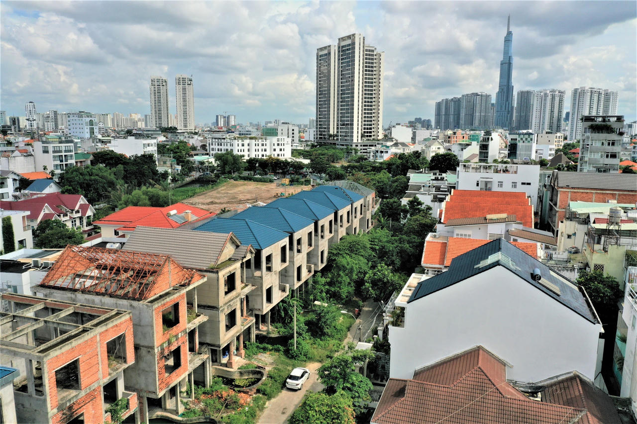 Dãy biệt thự bỏ hoang tại một con hẻm trên đường Nguyễn Văn Hưởng (phường Thảo Điền, TP Thủ Đức) &nbsp;