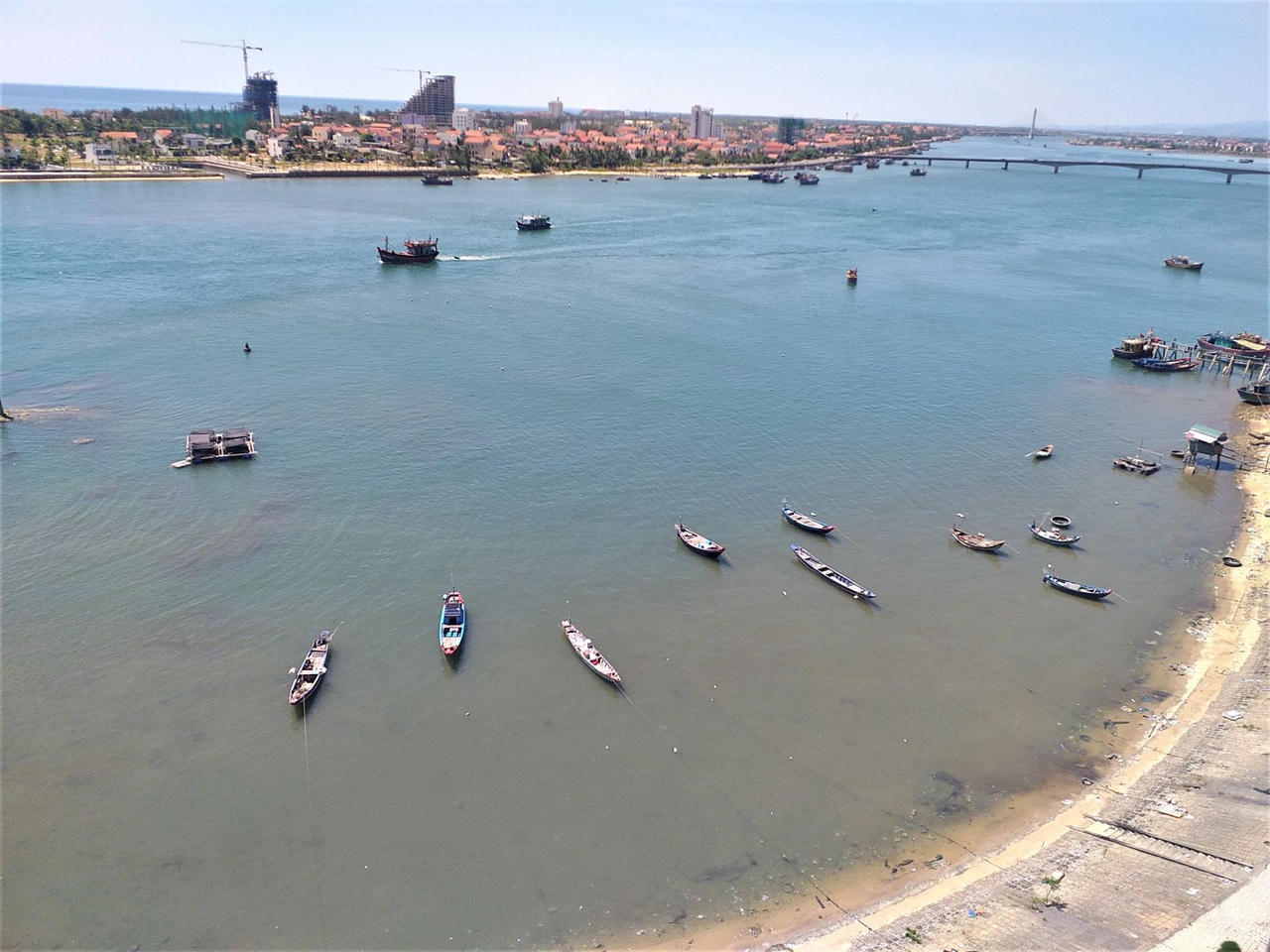 Mặc dù chịu ảnh hưởng của dịch bệnh Covid-19 và bão lũ nhưng năm 2020, với nhiều lợi thế, Quảng Bình đã thu tiền từ sử dụng đất vượt 32,3% chỉ tiêu HĐND tỉnh giao. (Ảnh: Đình Huân) &nbsp;