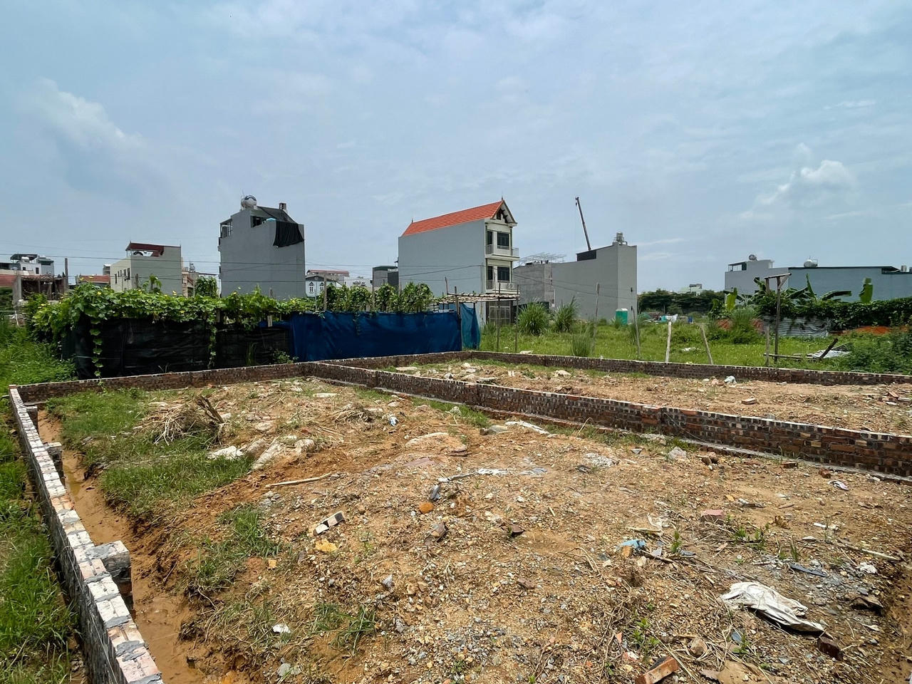 Chuyên gia khuyến cáo nhà đầu tư cần thận trọng, xem xét kỹ pháp lý, khu vực có khả năng phát triển giao thông hạ tầng trong tương lai. Ảnh: Lê Tâm. &nbsp;