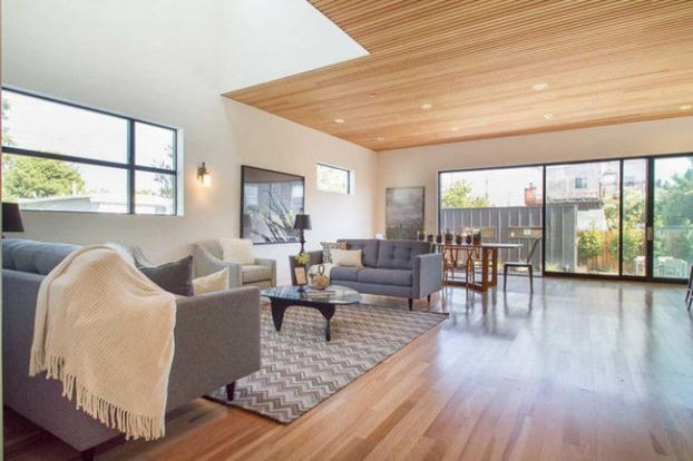 Ngôi nhà gỗ đơn giản bên ngoài, hiện đại bên trong