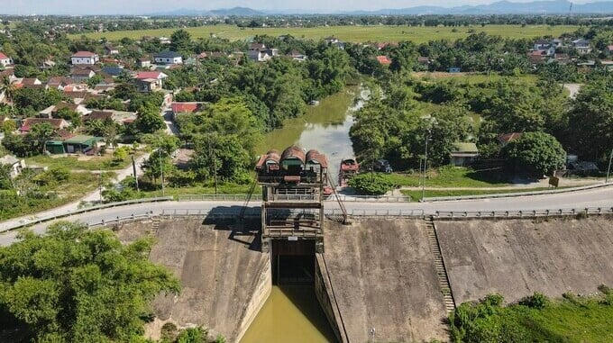 Nổi bật tại tuyến đê là cống Trung Lương tại phường Trung Lương (Ảnh: Báo Tiền Phong) &nbsp;