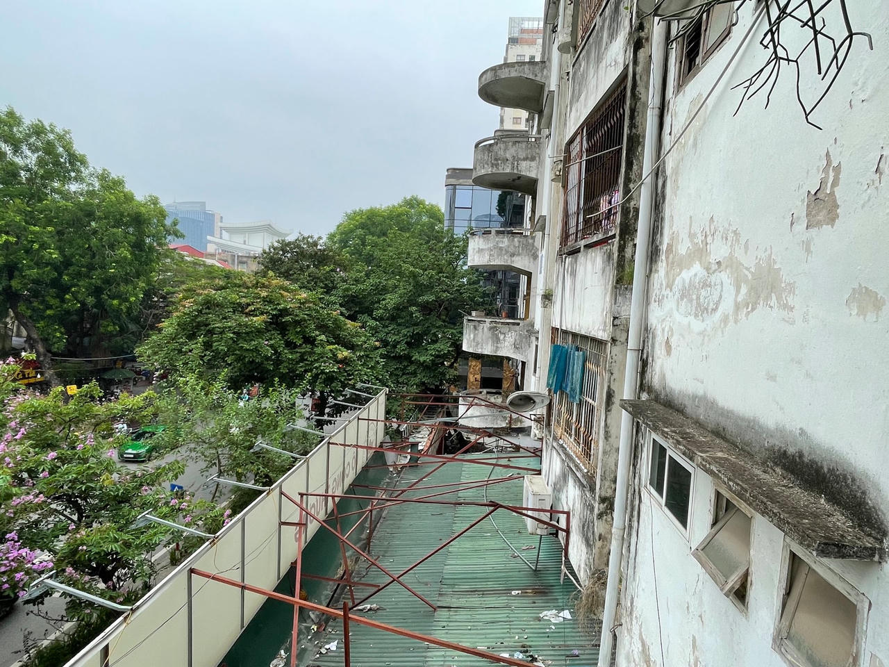 Thâm nhập chung cư xuống cấp nghiêm trọng, suốt 14 năm chờ được xây lại