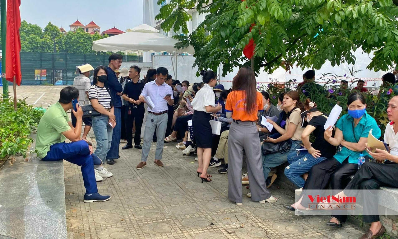 Nhiệt độ ở đây đang là 33 độ C, tuy nhiên bên ngoài nhà văn hoá còn nóng hơn bởi có rất đông nhà đầu tư và môi giới đến chờ đợi kết quả phiên đấu giá.