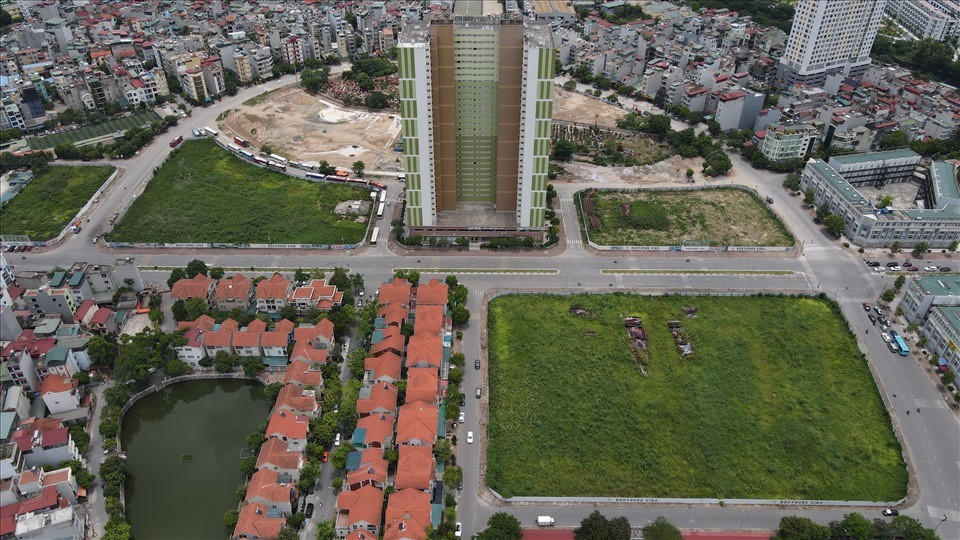 Trước đây, dự án này được kỳ vọng rất nhiều, chủ đầu tư đã vẽ ra một tương lai rất hoành tráng với 6 khối nhà cao 30 tầng. sau gần 16 năm kể từ ngày được cấp phép, chủ đầu tư mới xây dựng xong và đưa vào bàn giao, sử dụng 2 tòa nhà chung cư. Ảnh: Lao Động