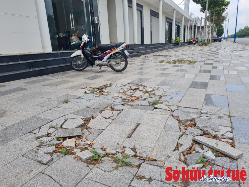 Công trình xây dựng chưa lâu nhưng đã sụt lún, nứt toác.&nbsp;