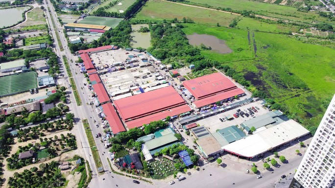 Do thiếu nhà đầu tư xây dựng nên Dự án công viên thể thao cây xanh Hà Đông nhiều năm vẫn bị để hoang hoá cho thuê đất làm nhà hàng, kho xưởng, bến bãi, gara sửa xe, chợ dân sinh... Ảnh: Người Lao Động