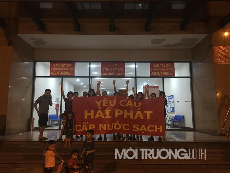 Lần thứ 2 cư dân Tân Tây Đô treo băng rôn yêu cầu cấp nước sạch