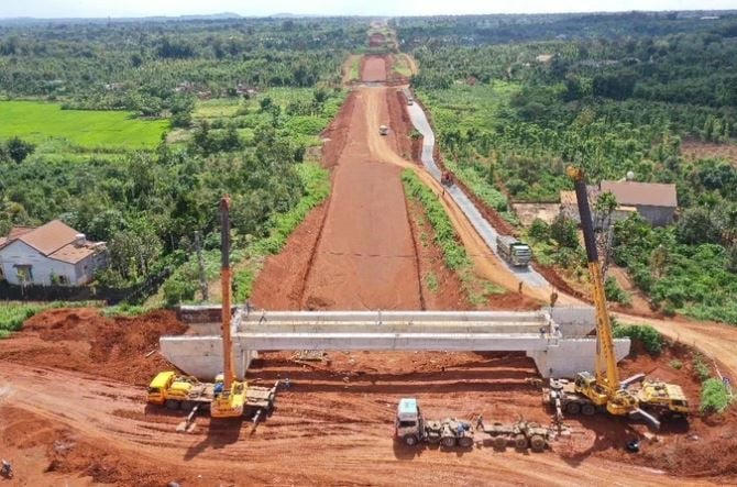 Dầm cầu đầu tiên trên Cao tốc Khánh Hòa - Buôn Ma Thuột hiện đã được lắp đặt. Ảnh: Internet &nbsp;
