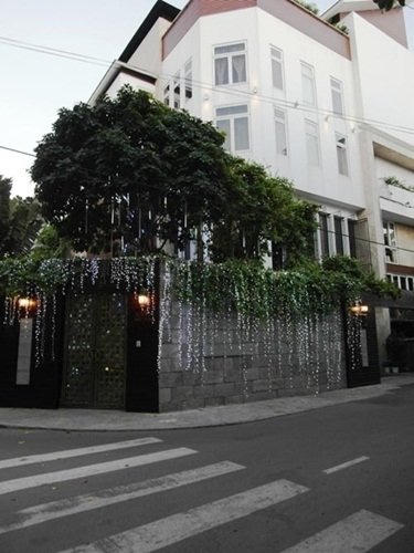 Soi phong thủy từ những ‘bạch dinh’ cực bề thế của sao Việt