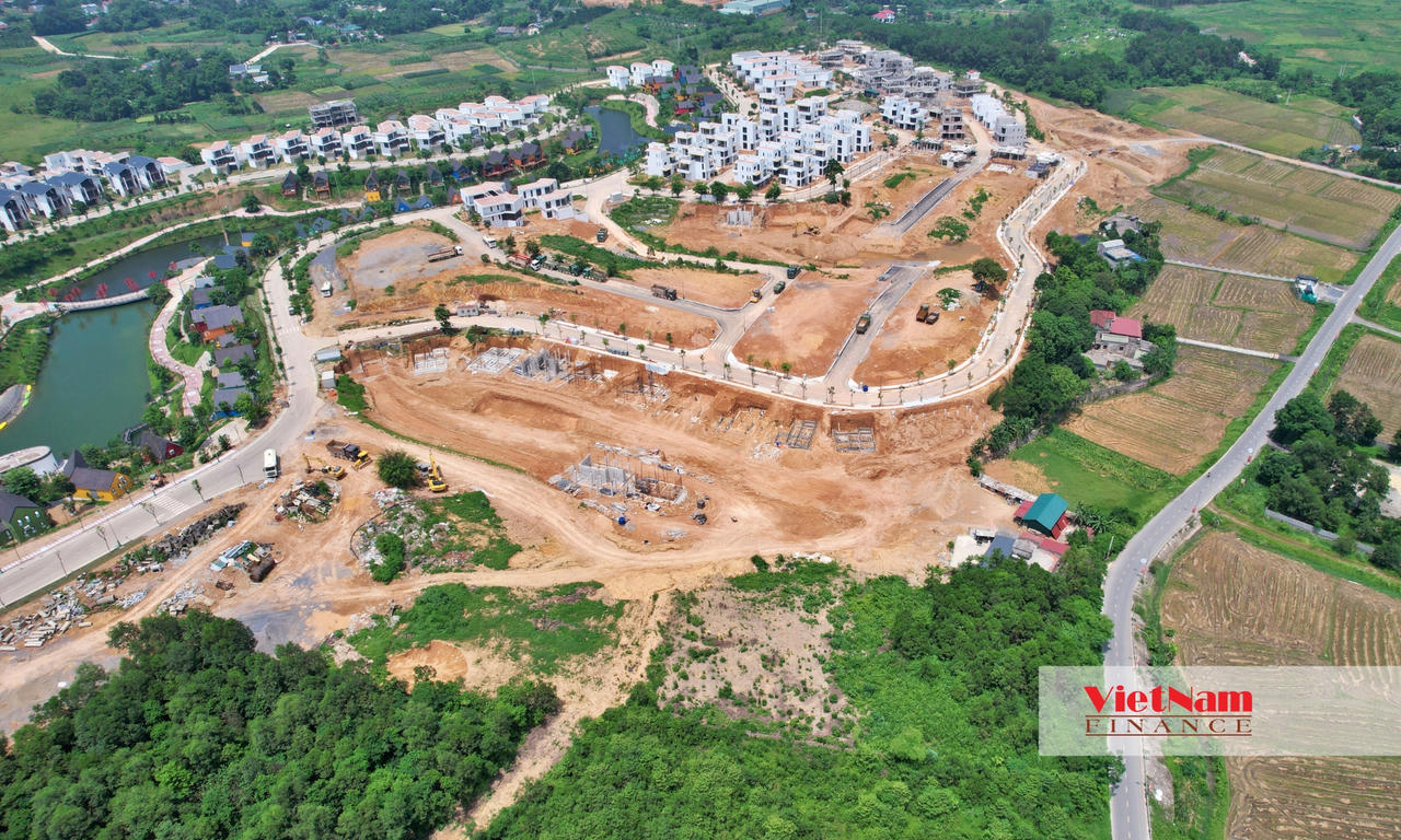 Dự án có tổng số 587 căn biệt thự và 69 căn nhà phố thương mại (shophouse) và 2 khối nhà cao tầng với khoảng 300 căn condotel.