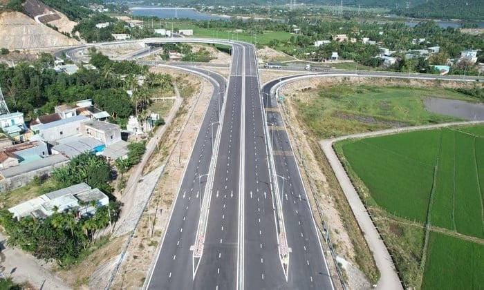 Tuyến đường vành đai phía Tây 2 đoạn từ đường số 8 Khu công nghiệp Hòa Khánh đến đường tránh Hải Vân - Túy Loan đã hoàn thành và đưa vào sử dụng.&nbsp;