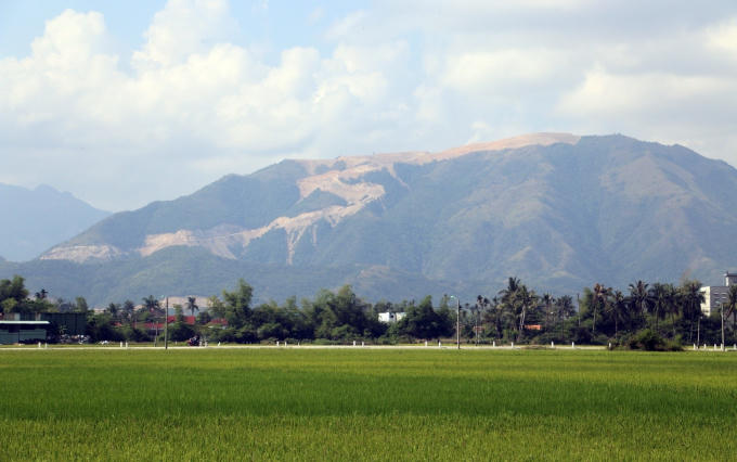 Núi Chín Khúc cao hơn 500m so với mức nước biển, từ trung tâm TP. Nha Trang hay ra vùng ven, đứng ở huyện Diên Khánh cách đó hơn 10km đều nhìn thấy. Một 
