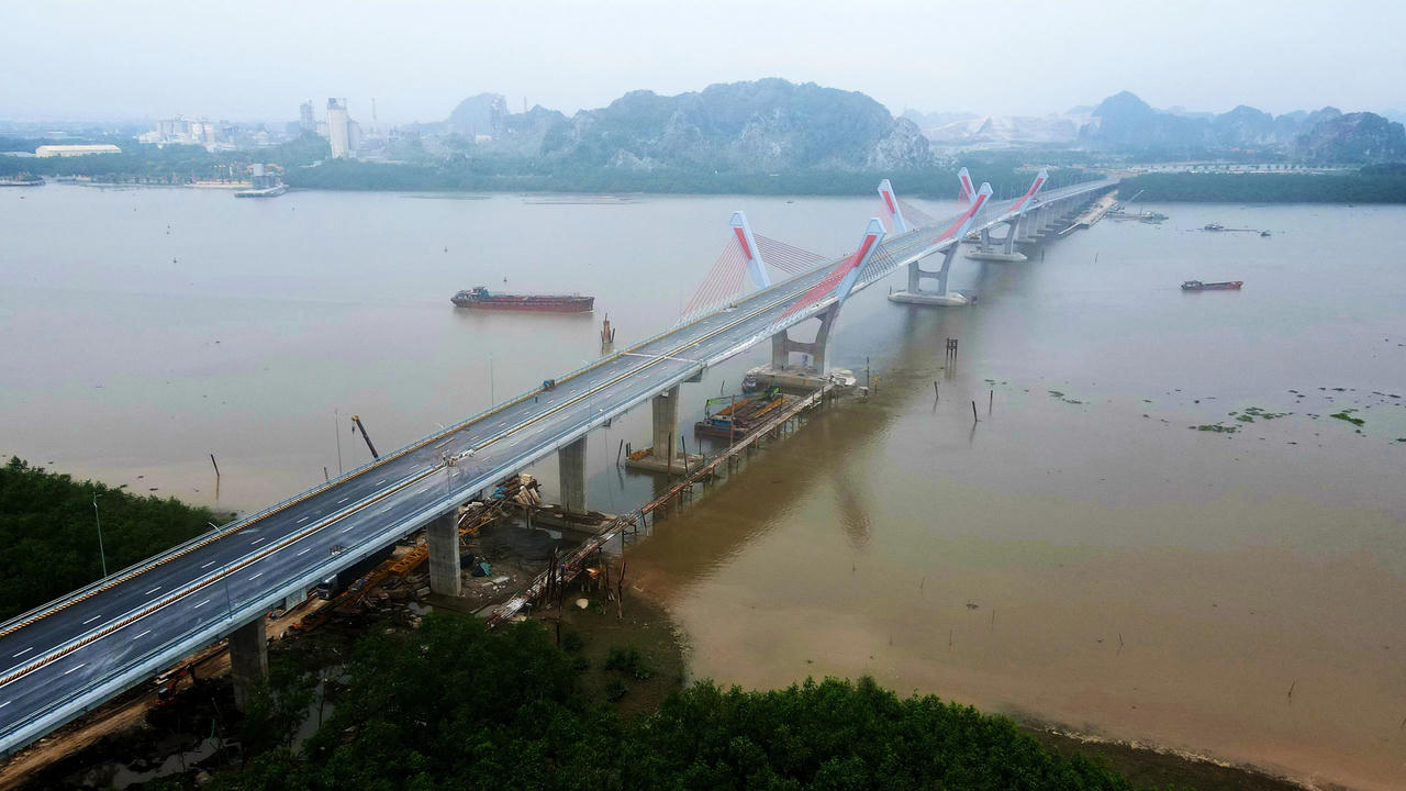 Toàn cảnh cầu Bến Rừng nối đôi bờ sông Đá Bạch, nối H.Thủy Nguyên (Hải Phòng) và TX.Quảng Yên (Quảng Ninh) Ảnh: Giang Linh