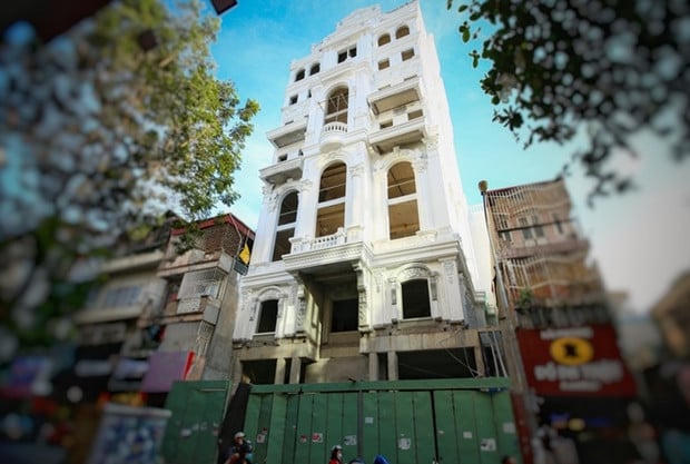 Cận cảnh tòa nhà uy nghi cạnh pháo đài 8B Lê Trực, chủ đầu tư là một đại gia có tiếng ở Hà Nội?