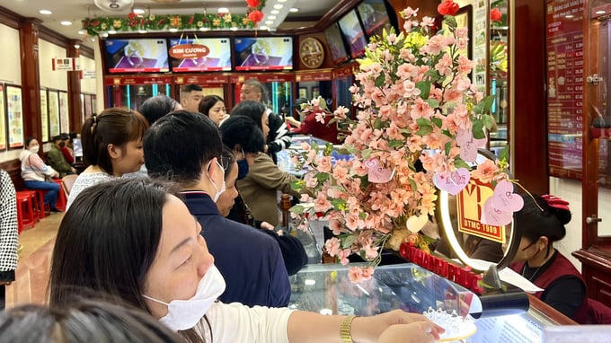 Dòng người xếp hàng chờ mua vàng