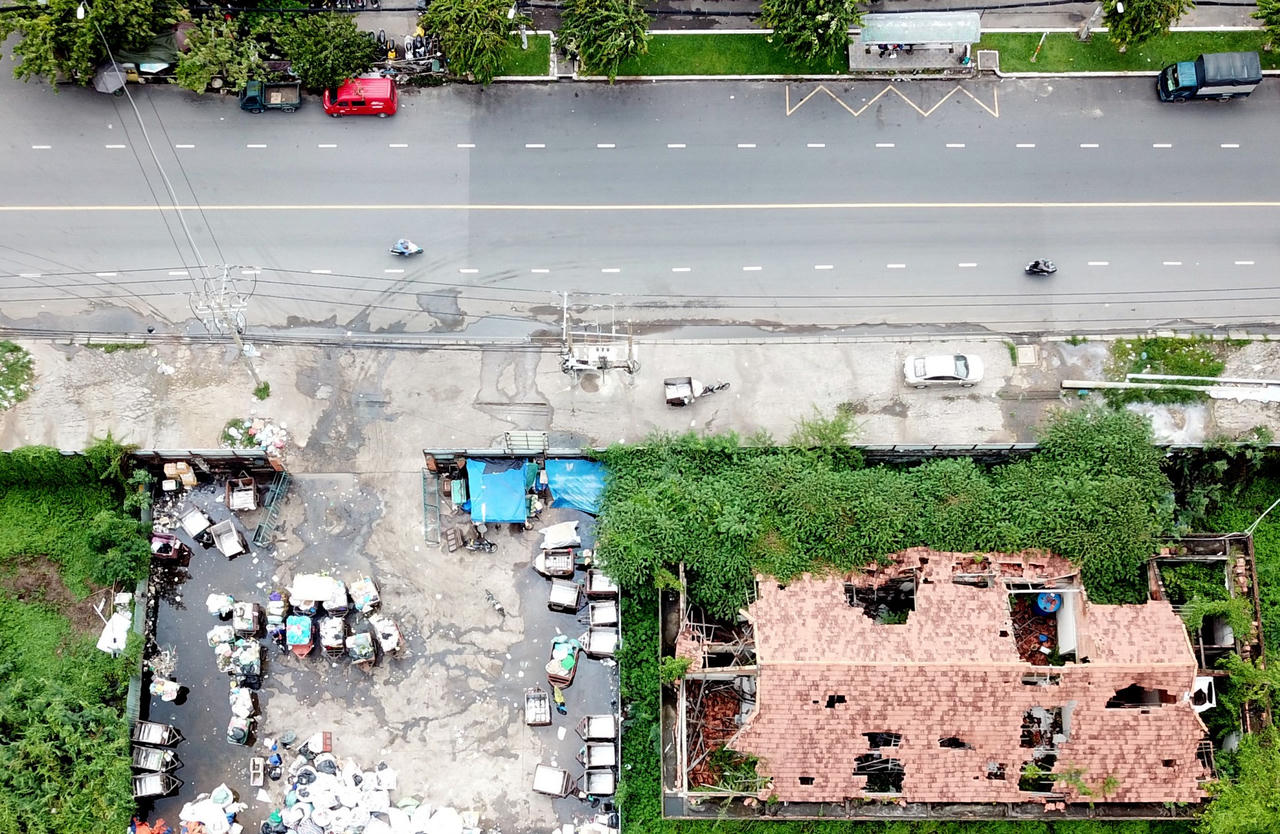 Đã 12 năm sau lễ khởi công, khu đất vàng vẫn chỉ là một bãi đất mọc đầy cỏ hoang.