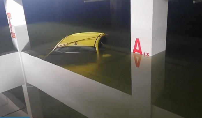 Hàng trăm xe ô tô bị nước nhấn chìm, hư hỏng. (Ảnh: Xế hộp bị nước lũ nhấn chìm trong hầm xe chung cư cao cấp Hoàng Anh Gia Lai Lakeview/ Cao Thái).