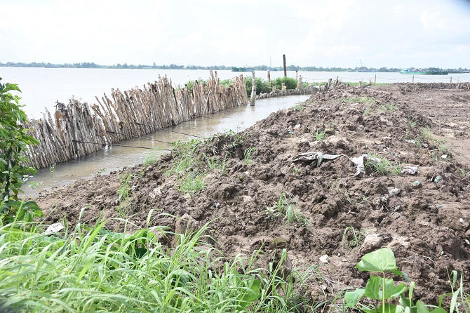 Phần mặt nước bị đóng cọc, bơm bùn, đất, cát vào san lấp của ông Lịch bị nhiều hộ dân xung quanh phản ánh, làm thu hẹp dòng sông, ảnh hưởng dòng chảy và cản trở giao thông.