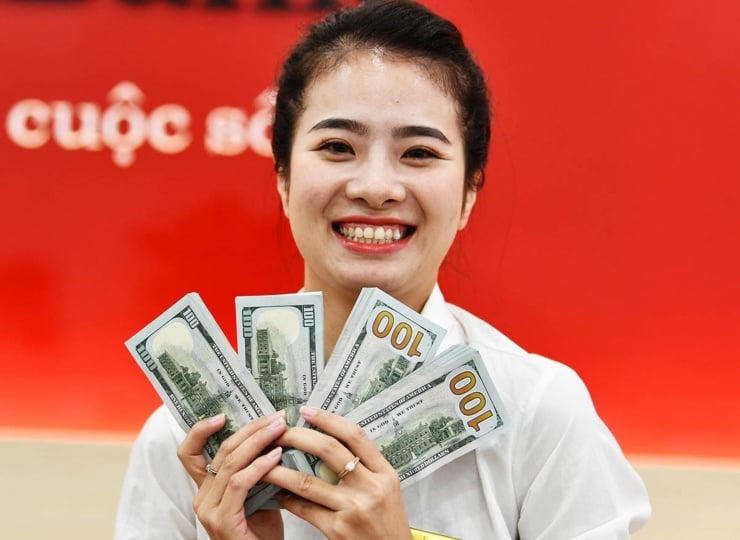 Giá USD ngân hàng tăng cao, tỷ giá trung tâm lập đỉnh mới