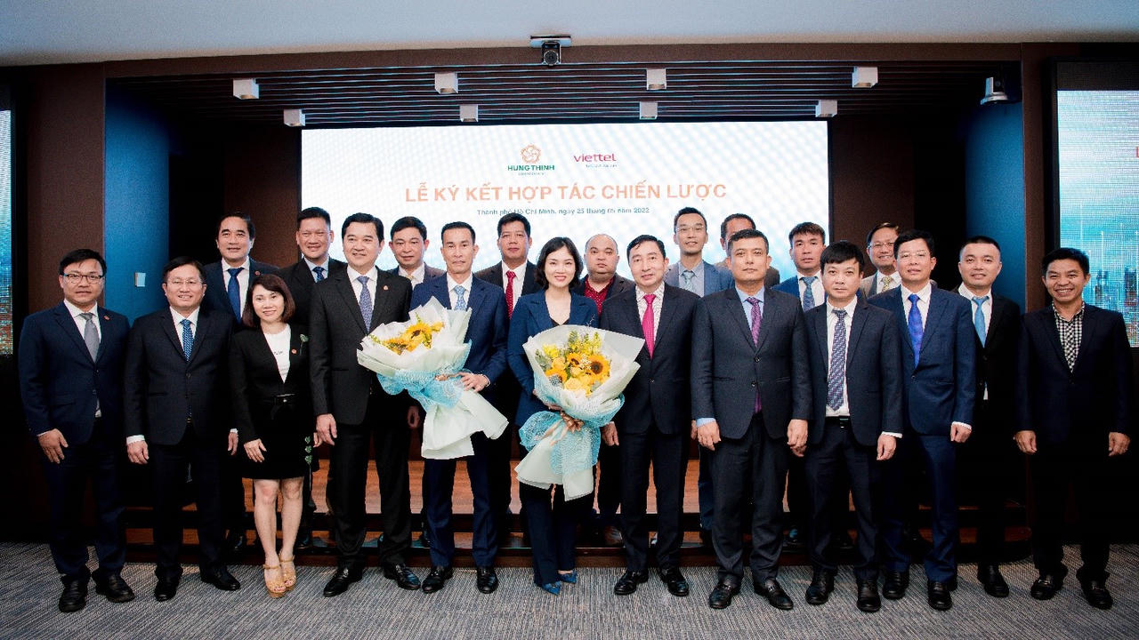 Ông Lê Nguyễn Hoàng Minh - Tổng Giám đốc Hưng Thịnh Innovation (trái) và Ông Nguyễn Mạnh Hổ - Tổng Giám đốc Tổng Công ty Giải pháp Doanh nghiệp Viettel ký kết thoả thuận hợp tác dưới sự chứng kiến của lãnh đạo hai bên. &nbsp;