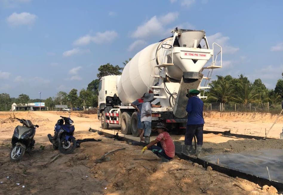 Tại lô đất được quảng cáo là dự án Emerald Phú Quốc, xe ủi vẫn đang san lấp mặt bằng, làm đường trái phép, nhưng vẫn chưa bị xử lý hay cưỡng chế &nbsp;