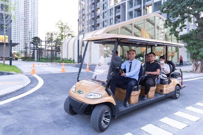 Xe buggy chuyên dụng, phục vụ đưa đón cư dân Masteri West Heights. &nbsp;
