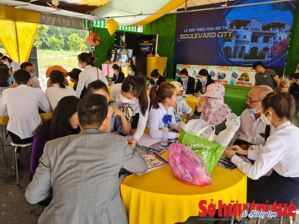 


Bên trong rạp dựng sẵn, không khí mua bán tấp nập.


