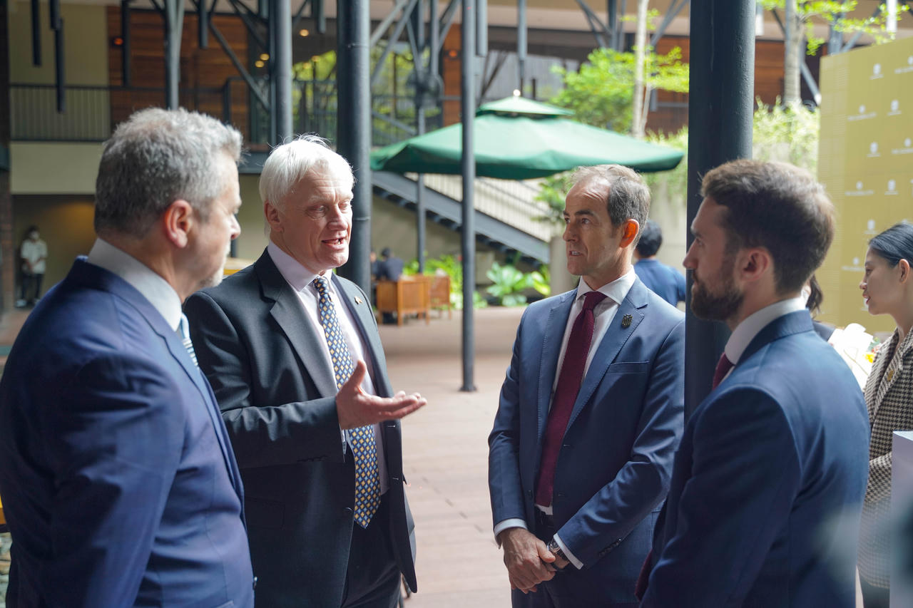 Ông Julian Wyatt, CEO Masterise Property Management đón tiếp lãnh sự quán Anh tại lễ ký kết giữa Masterise Homes và hai đối tác Anh Quốc. &nbsp;