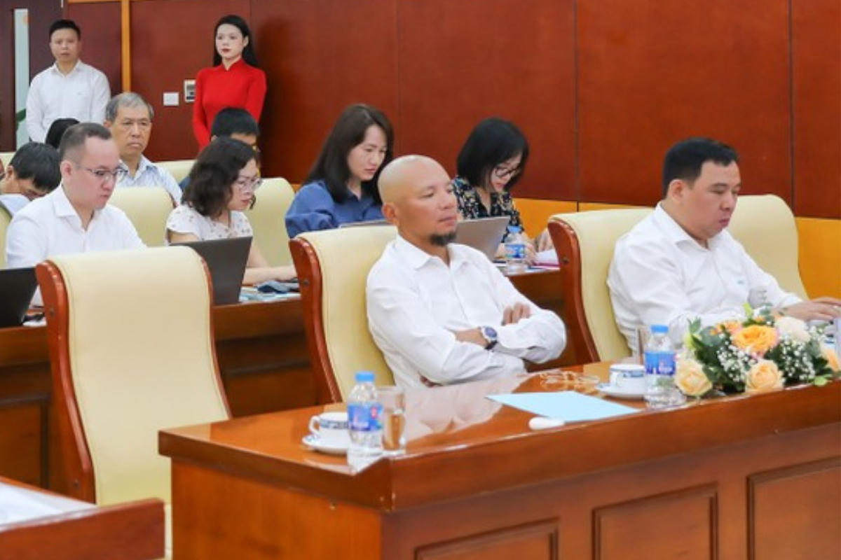 Ông Phan Ngọc Hiếu (hàng đầu bên trái) tại ĐHĐCĐ thường niên 2024 của PC1 &nbsp;