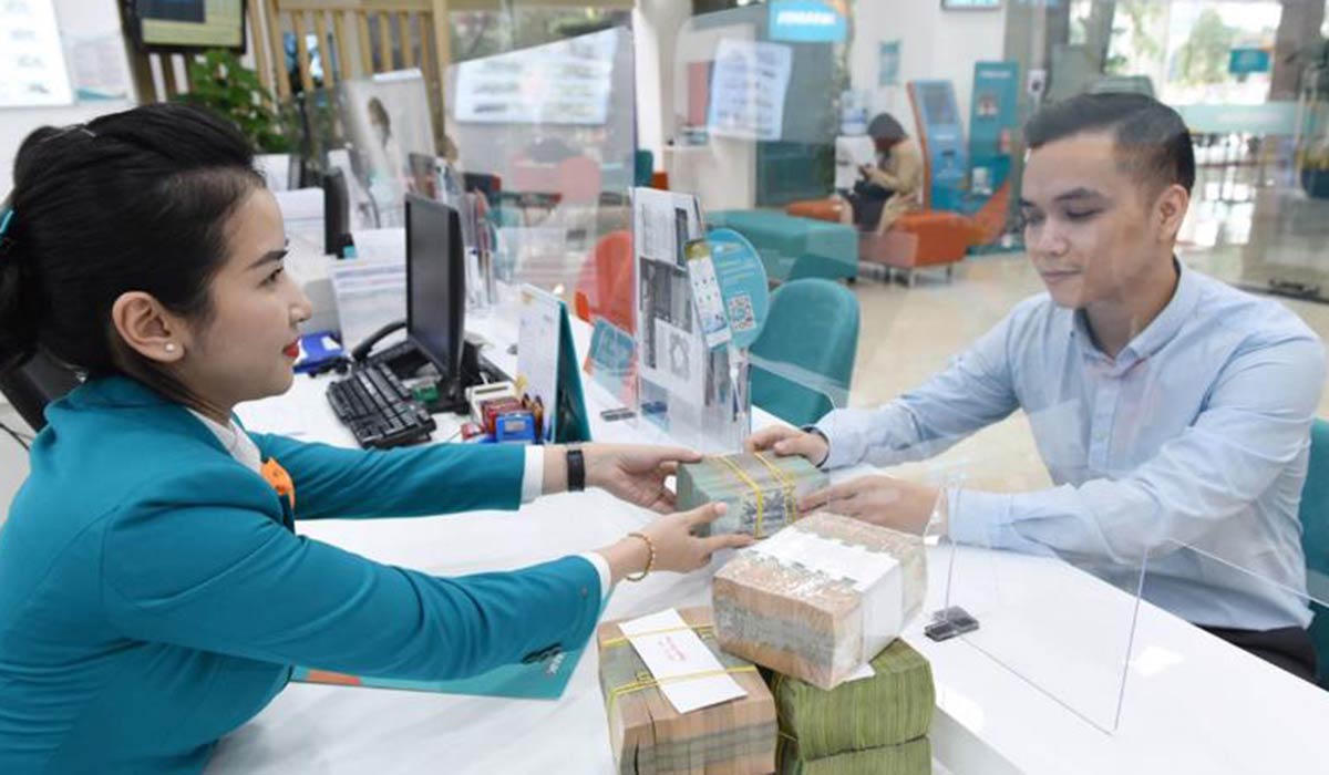 Lãi suất tiết kiệm thấp, vì sao tiền gửi vào ngân hàng tăng kỷ lục?