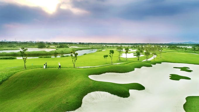 Sân golf đẳng cấp hàng đầu Đông Nam Á tại dự án Thành phố đảo Hoàng gia - Vinhomes Royal Island. &nbsp;
