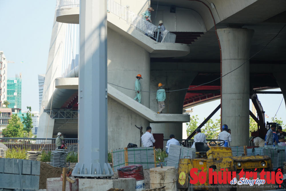 Ở bờ cầu phía đường Tôn Đức Thắng (quận 1, TP.HCM), công nhân đang gấp rút hoàn tất các công đoạn còn lại.