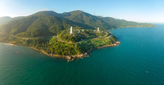 Bán đảo Sơn Trà mang một vẻ đẹp hiếm có. Ảnh: Nguyễn Trình/Báo Thanh Niên