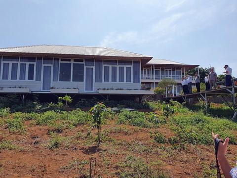 Nhà “mọc” trên đất thủy điện. Ảnh: PLO &nbsp;