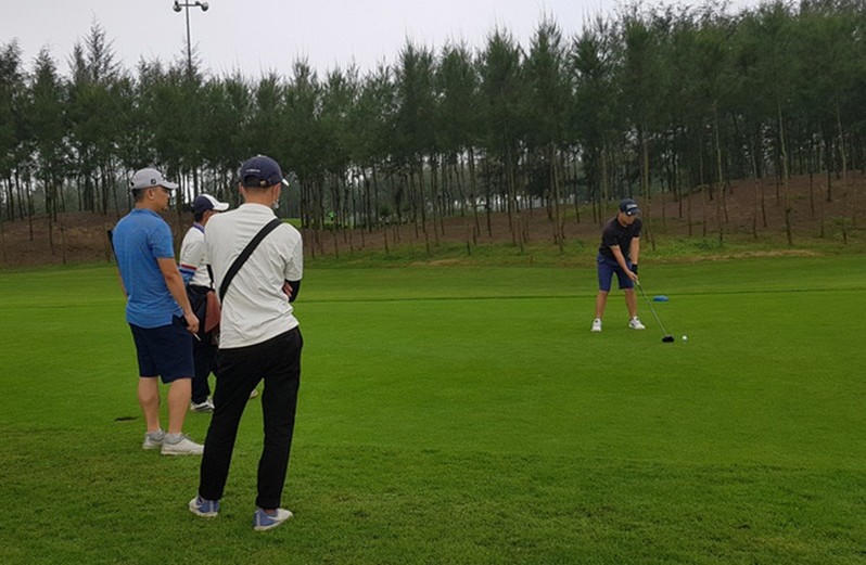 Bất chấp lệnh giãn cách xã hội, sân Golf FLC Sầm Sơn vẫn đón khách vào chơi?