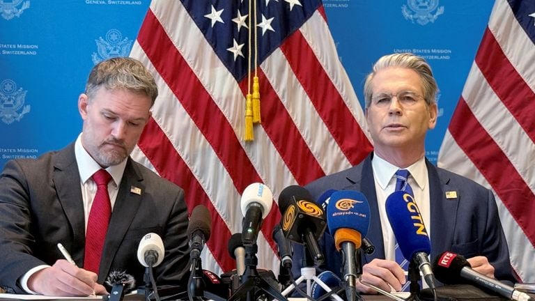 Bộ trưởng Tài chính Mỹ Scott Bessent và Đại diện Thương mại Mỹ Jamieson Greer thông báo kết quả cuộc đàm phán với báo chí (Ảnh: Reuters)