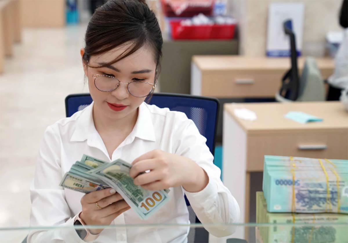 Tỷ giá biến động, nhiều ngân hàng lãi lớn nhờ buôn ngoại tệ