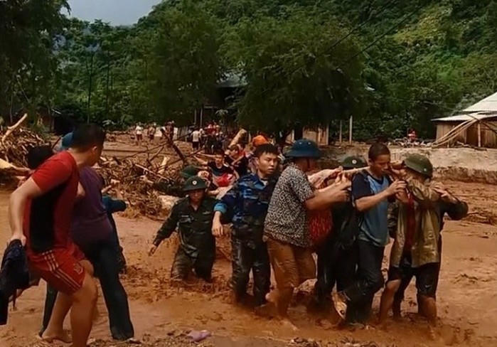 Thanh Hóa: Lũ cuốn phăng cả trăm nhà, dân bơ phờ đi ở tạm