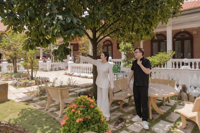 Lý Nhã Kỳ đã mời rất nhiều bạn bè trong showbiz đến thăm