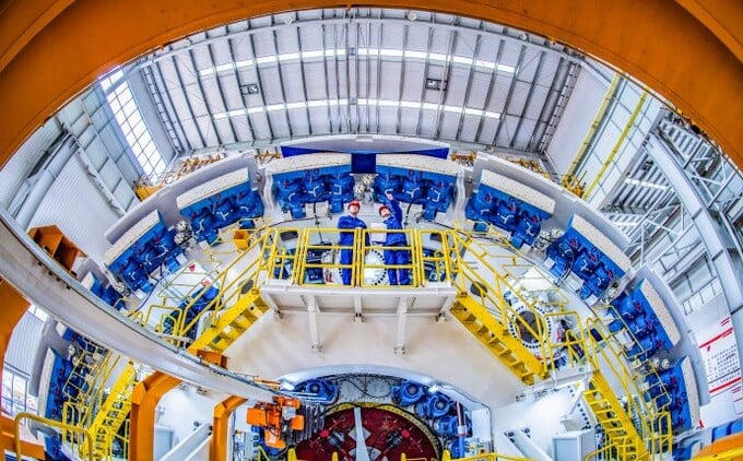 Ý tưởng tàu điện ngầm dưới biển được đề cập vào năm 2005, tuy nhiên mãi đến tháng 11/2018, Trung Quốc mới xác nhận dự án đảm bảo tính khả thi