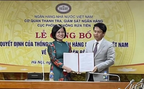 Phó Thống đốc Phạm Tiến Dũng trao quyết định bổ nhiệm bà Nguyễn Thị Minh Thơ giữ chức vụ &nbsp;