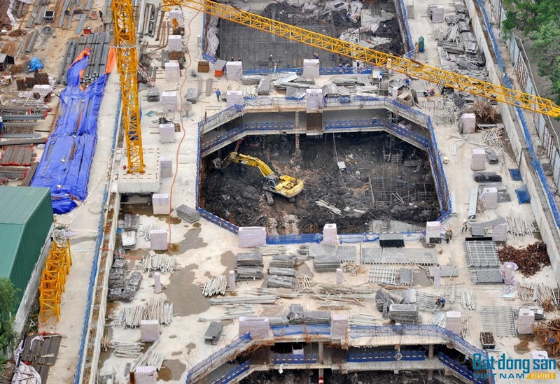 Hà Nội: Gần UBND quận Hoàng Mai, công trình rộng hơn 14.000m2 không phép vẫn xây dựng rầm rộ 