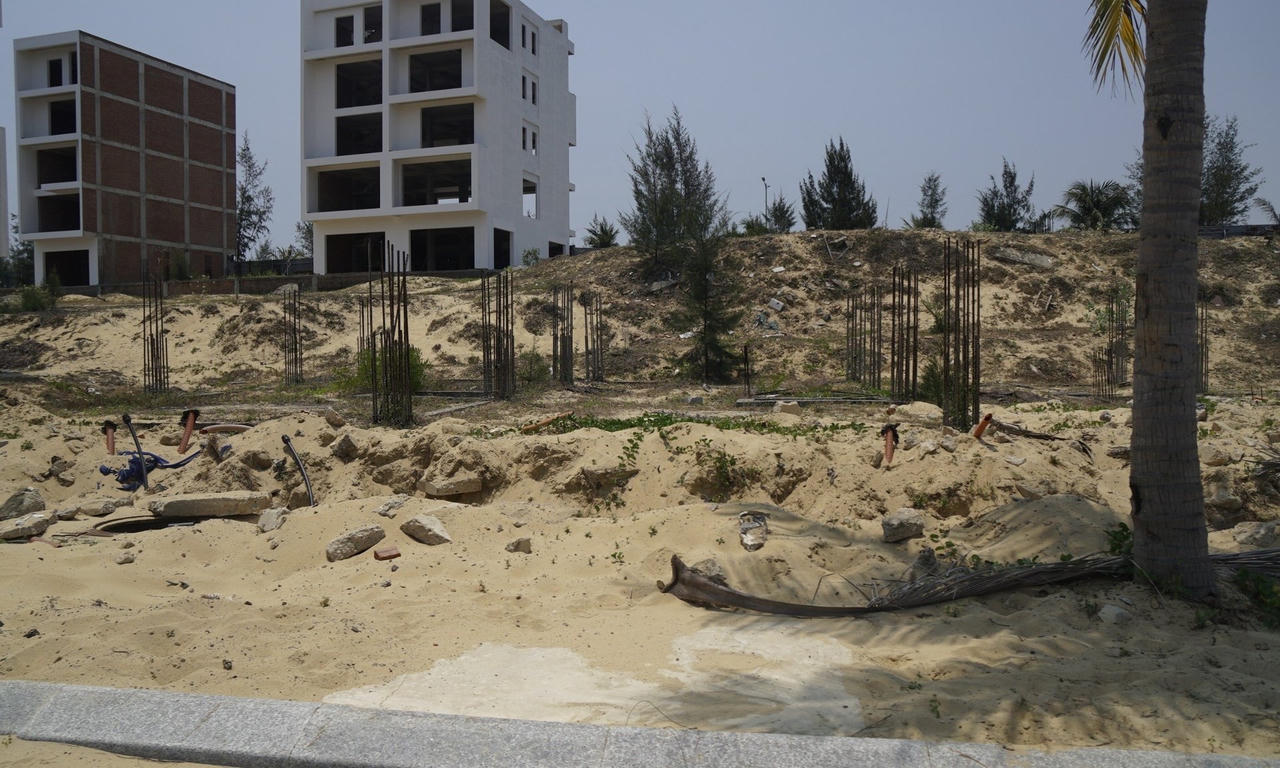 Cảnh dang dở tại dự án FLC Lux City Quy Nhơn