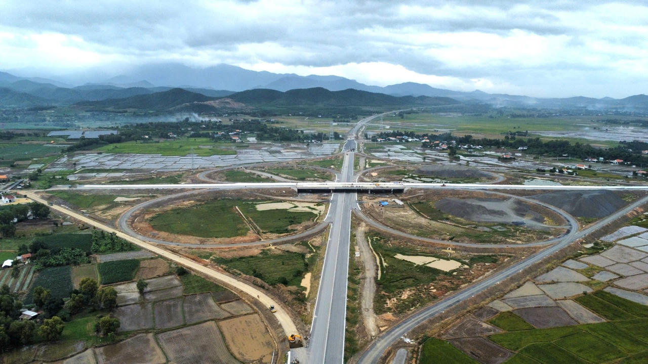 Nút giao giữa cao tốc Khánh Hòa – Buôn Ma Thuột với cao tốc Bắc – Nam. &nbsp;