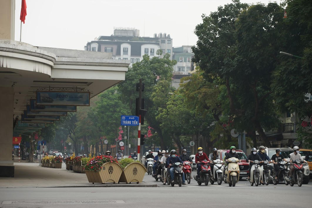 Hà Nội: Dựng rào chắn, treo biển cảnh báo không tụ tập nơi công cộng