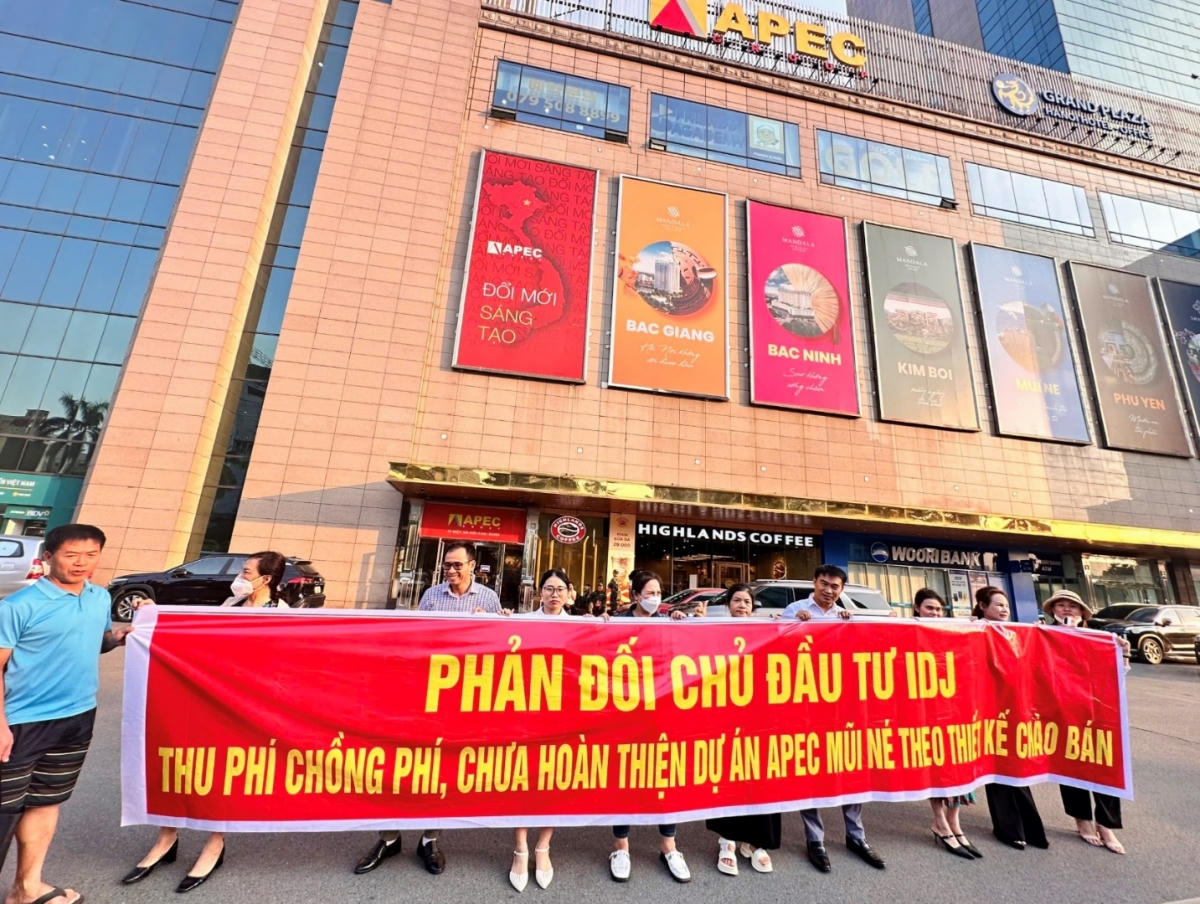Nhiều cư dân căng băng rôn phản đối chủ đầu tư ngay trước dự án căn hộ Apec Mandala Wyndham Mũi Né, tỉnh Bình Thuận