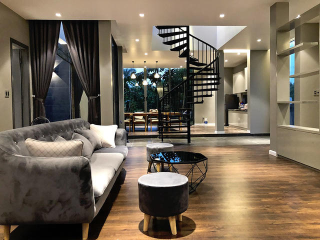 Nội thất trong nhà, từng chiếc ghế, giường và bàn ăn đều được chính Cao Thái Sơn lựa chọn theo phong cách hiện đại và tông màu chủ đạo của không gian là màu xám kết hợp màu gỗ mộc tạo nên sự ấm áp cho căn nhà gần gũi với thiên nhiên.