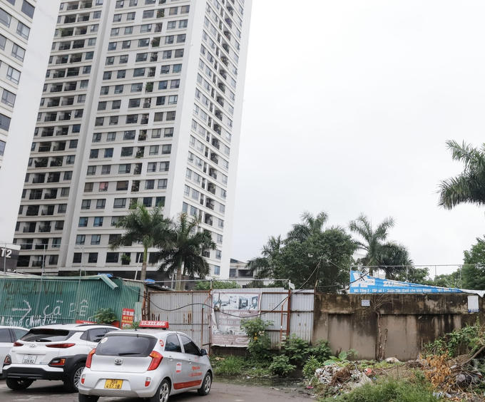 Bức tường chắn ngang dự án đường Nguyễn Văn Huyên kéo dài đoạn gần chung cư 789 vẫn tồn tại.