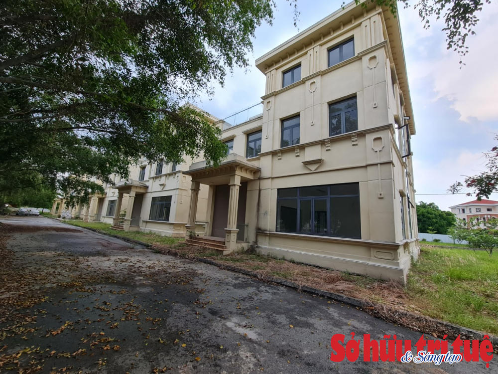 Một số căn biệt thự trong dự án này dù đã được hoàn thiện nhưng vẫn không có người ở dẫn đến tình trạng xuống cấp, nhà nứt toác nghiêm trọng.&nbsp;