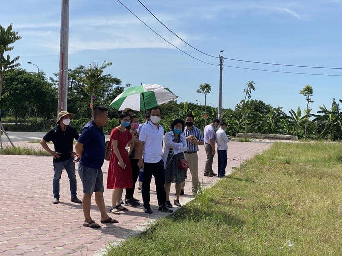 Nhiều nhà đầu tư bắt đầu chi tiền tỷ “săn” đất nền ven đô chờ tăng giá (Ảnh minh họa). &nbsp;